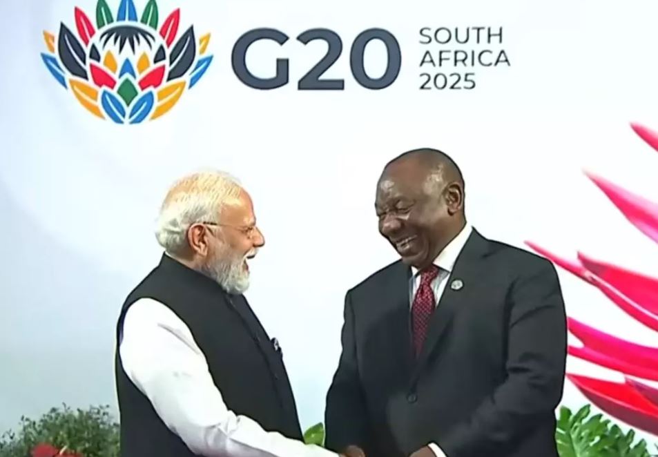 G20 लीडर्स समिट में पहुंचे PM मोदी, SA प्रेसिडेंट ने किया अभिवादन G20 लीडर्स समिट में पहुंचे PM मोदी, SA प्रेसिडेंट ने किया अभिवादन