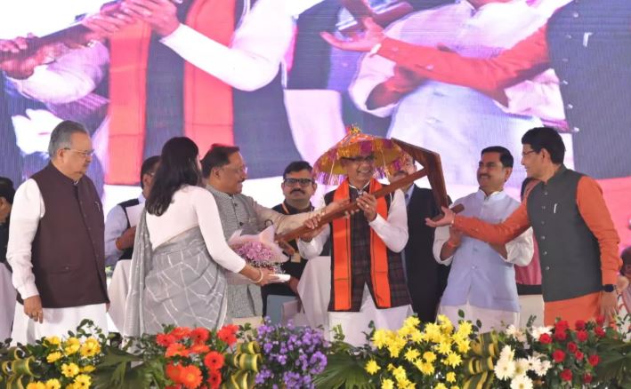 नागर–खुमरी केंद्रीय मंत्री शिवराज सिंह को भेंट, धमतरी से किसानों को पीएम सम्मान निधि की किश्त जारी नागर–खुमरी केंद्रीय मंत्री शिवराज सिंह को भेंट, धमतरी से किसानों को पीएम सम्मान निधि की किश्त जारी