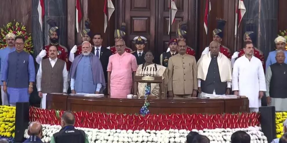 औपनिवेशिक मानसिकता को त्यागने में संविधान मार्गदर्शक शक्ति बना हुआ : राष्ट्रपति मुर्मू औपनिवेशिक मानसिकता को त्यागने में संविधान मार्गदर्शक शक्ति बना हुआ : राष्ट्रपति मुर्मू