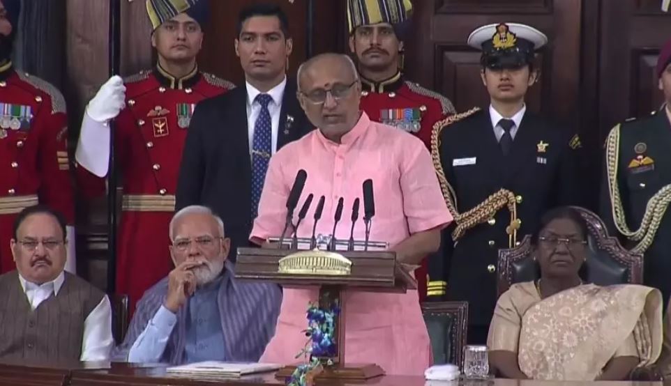 संविधान के हर पन्ने पर हमें अपने देश की आत्मा दिखती है: वी.पी. राधाकृष्णन संविधान के हर पन्ने पर हमें अपने देश की आत्मा दिखती है: वी.पी. राधाकृष्णन