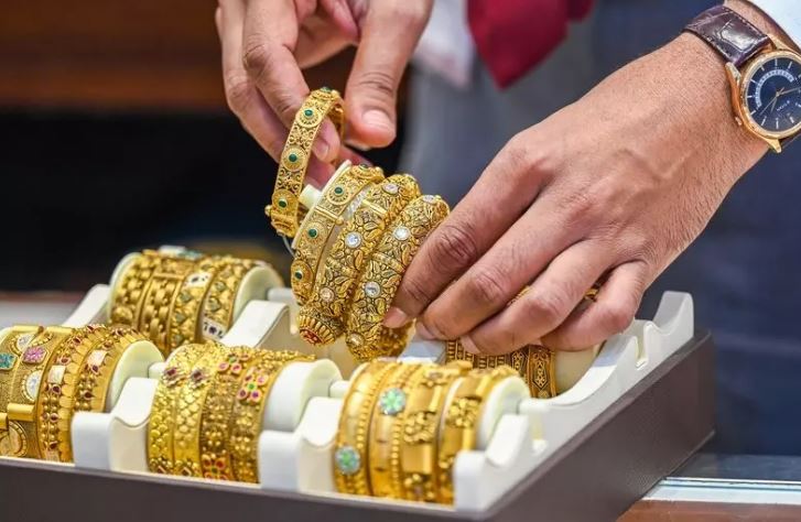 मजबूत डॉलर के कारण मांग में कमी से सोने, चांदी की कीमतों में गिरावट मजबूत डॉलर के कारण मांग में कमी से सोने, चांदी की कीमतों में गिरावट