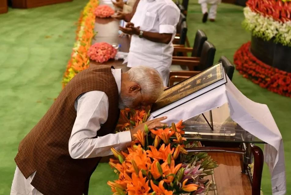 Constitution Day: मोदी ने पत्र में कर्तव्य-केंद्रित विकसित भारत की दिशा बताई Constitution Day: मोदी ने पत्र में कर्तव्य-केंद्रित विकसित भारत की दिशा बताई