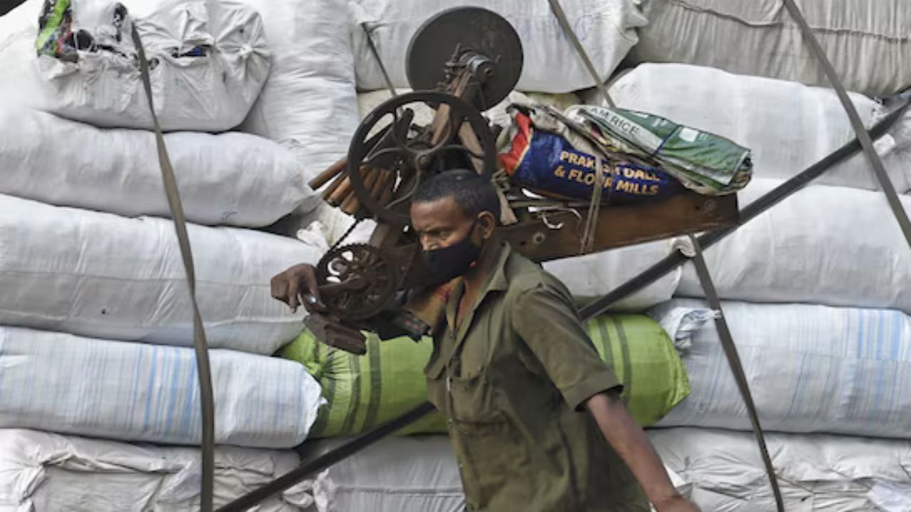 नई श्रम संहिता लागू: 40 साल से ऊपर के कर्मचारियों को मुफ्त हेल्थ चेकअप, गिग वर्कर्स को PF और ग्रेच्युटी का लाभ नई श्रम संहिता लागू: 40 साल से ऊपर के कर्मचारियों को मुफ्त हेल्थ चेकअप, गिग वर्कर्स को PF और ग्रेच्युटी का लाभ