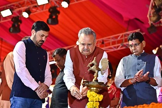 छत्तीसगढ़ राज्योत्सव 2025 में शामिल हुए विधानसभा अध्यक्ष डॉ. रमन सिंह, कहा- “छत्तीसगढ़ महतारी की जय” छत्तीसगढ़ राज्योत्सव 2025 में शामिल हुए विधानसभा अध्यक्ष डॉ. रमन सिंह, कहा- “छत्तीसगढ़ महतारी की जय”