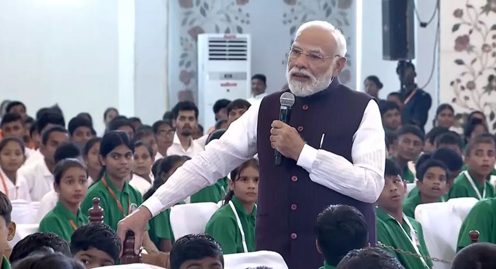 हाथ में माइक थामे PM मोदी, सत्य साईं अस्पताल में बच्चों से बातचीत की हाथ में माइक थामे PM मोदी, सत्य साईं अस्पताल में बच्चों से बातचीत की