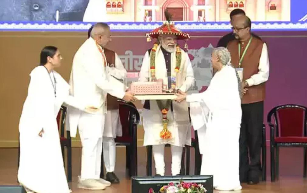 ब्रह्माकुमारी दीदियों ने पीएम मोदी को खुमड़ी पहनाकर किया स्वागत ब्रह्माकुमारी दीदियों ने पीएम मोदी को खुमड़ी पहनाकर किया स्वागत