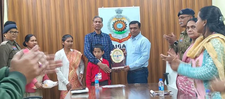 पुलिस अधीक्षक ने सेवानिवृत्त प्रधान आरक्षक को किया सम्मानित पुलिस अधीक्षक ने सेवानिवृत्त प्रधान आरक्षक को किया सम्मानित