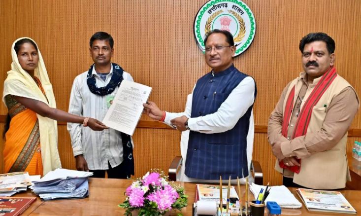 प्रधानमंत्री आवास योजना में ऐतिहासिक उपलब्धि, CM विष्णुदेव साय ने कॉफी टेबल बुक का किया अनावरण प्रधानमंत्री आवास योजना में ऐतिहासिक उपलब्धि, CM विष्णुदेव साय ने कॉफी टेबल बुक का किया अनावरण