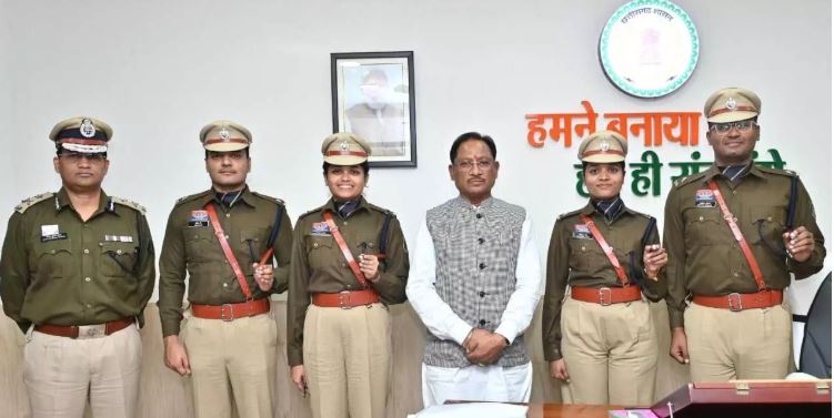 मुख्यमंत्री विष्णुदेव साय से प्रशिक्षु IPS अधिकारियों ने की सौजन्य भेंट मुख्यमंत्री विष्णुदेव साय से प्रशिक्षु IPS अधिकारियों ने की सौजन्य भेंट