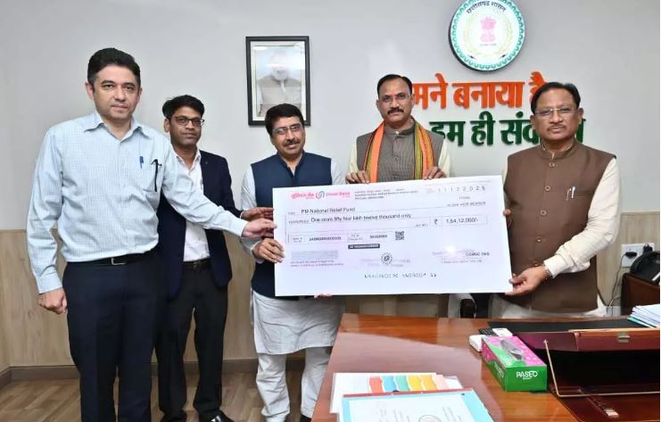 स्वास्थ्य मंत्री श्याम बिहारी जायसवाल ने मुख्यमंत्री को CGMSC की ओर से CSR चेक ₹1.54 करोड़ सौंपा स्वास्थ्य मंत्री श्याम बिहारी जायसवाल ने मुख्यमंत्री को CGMSC की ओर से CSR चेक ₹1.54 करोड़ सौंपा