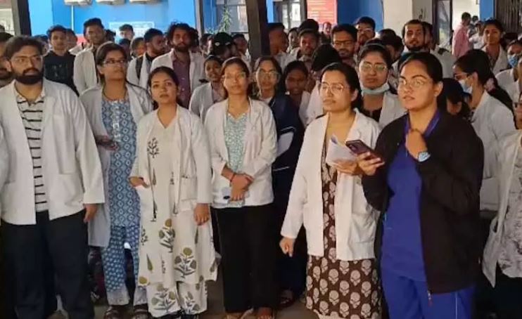 जूनियर डॉक्टर को मारा तमाचा, लैब टेक्नीशियन पर आरोप जूनियर डॉक्टर को मारा तमाचा, लैब टेक्नीशियन पर आरोप