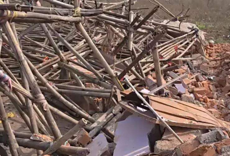 गोलीकांड के आरोपी के अवैध कब्जे पर चला बुलडोजर गोलीकांड के आरोपी के अवैध कब्जे पर चला बुलडोजर