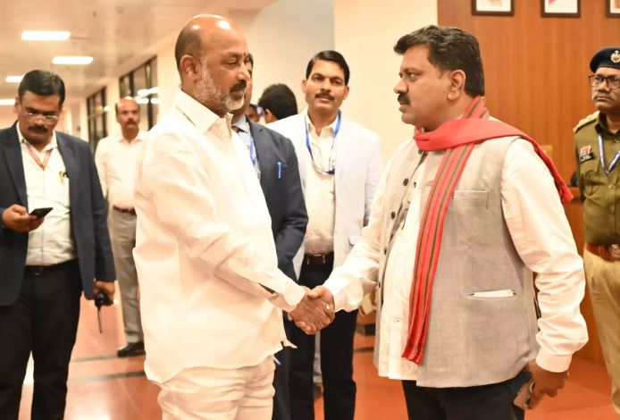 गृहमंत्री विजय शर्मा ने केंद्रीय गृह राज्यमंत्री बंदी संजय कुमार से की सौजन्य भेंट गृहमंत्री विजय शर्मा ने केंद्रीय गृह राज्यमंत्री बंदी संजय कुमार से की सौजन्य भेंट