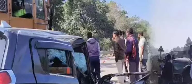 कोरबा में बड़ा हादसा, कार और डीजल टैंकर के बीच भिड़ंत कोरबा में बड़ा हादसा, कार और डीजल टैंकर के बीच भिड़ंत