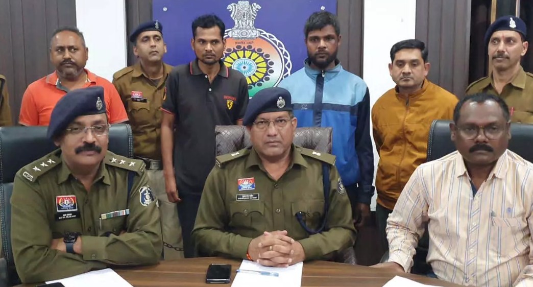 CG BREAKING: मंदिरों की चोरियों का खुलासा, सीरियल चोर गिरोह दबोचा गया CG BREAKING: मंदिरों की चोरियों का खुलासा, सीरियल चोर गिरोह दबोचा गया