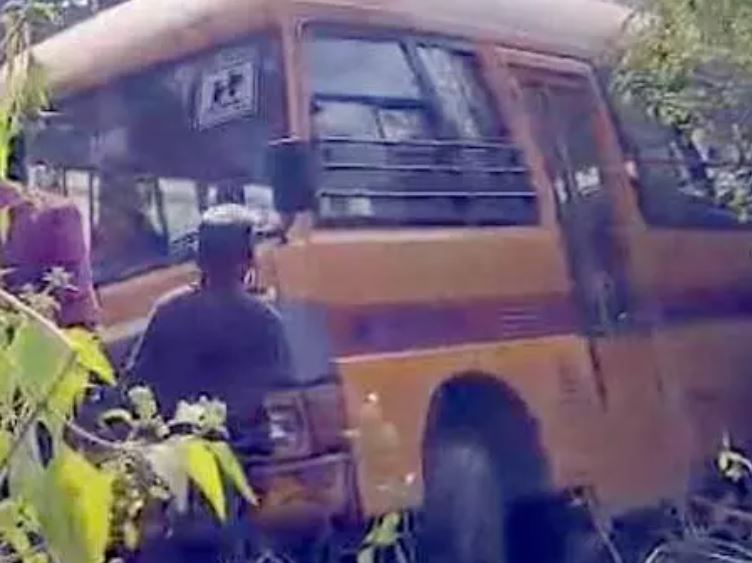 स्कूल बस का ब्रेक फेल, जशपुर में बड़ा हादसा स्कूल बस का ब्रेक फेल, जशपुर में बड़ा हादसा