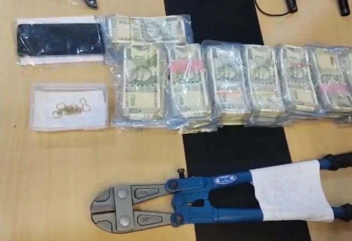 High-profile theft case cracked : 19 लाख कैश चुराने वाला आदतन अपराधी पति-पत्नी का जोड़ा लसुड़िया पुलिस की गिरफ्त में High-profile theft case cracked : 19 लाख कैश चुराने वाला आदतन अपराधी पति-पत्नी का जोड़ा लसुड़िया पुलिस की गिरफ्त में