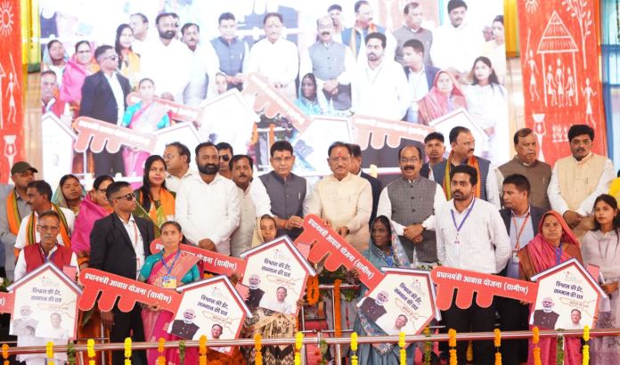 पीएम आवास के 1073 हितग्राहियों को नये आवास की चाबी सौंपी