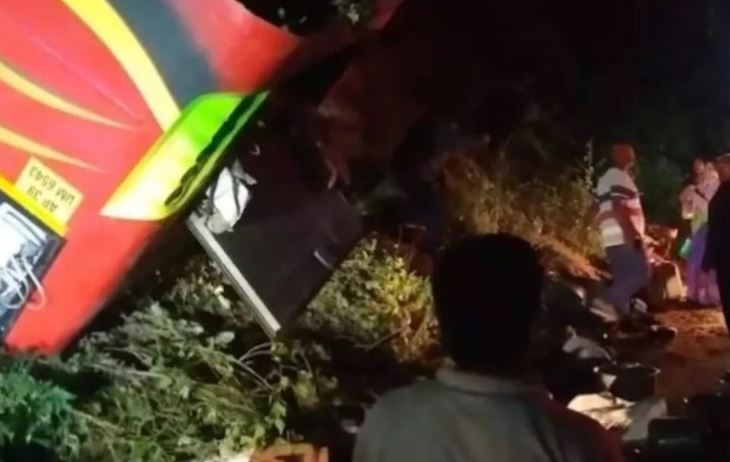 बस खाई में गिरने से 9 तीर्थयात्रियों की मौत, 23 से अधिक घायल बस खाई में गिरने से 9 तीर्थयात्रियों की मौत, 23 से अधिक घायल