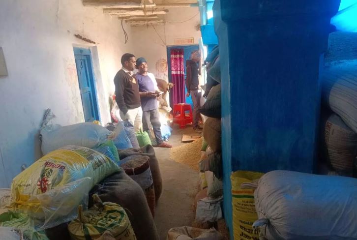 किराना दुकान और गोदाम में छापेमारी, अवैध धान पर सख्त कार्रवाई जारी किराना दुकान और गोदाम में छापेमारी, अवैध धान पर सख्त कार्रवाई जारी