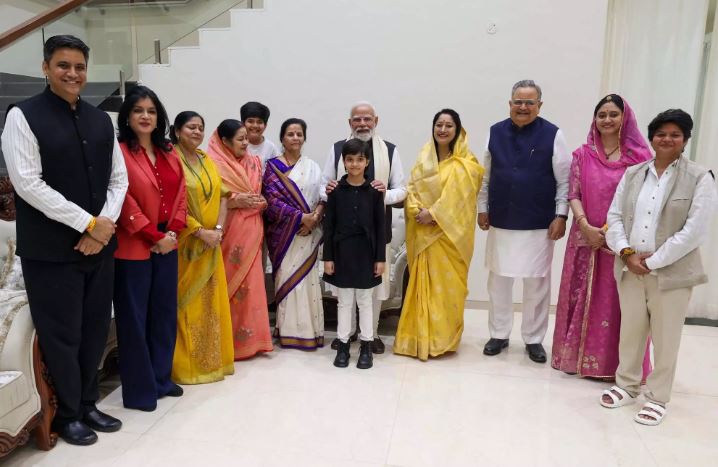 रायपुर में डॉ. रमन सिंह ने प्रधानमंत्री नरेंद्र मोदी से सपरिवार की भेंट रायपुर में डॉ. रमन सिंह ने प्रधानमंत्री नरेंद्र मोदी से सपरिवार की भेंट