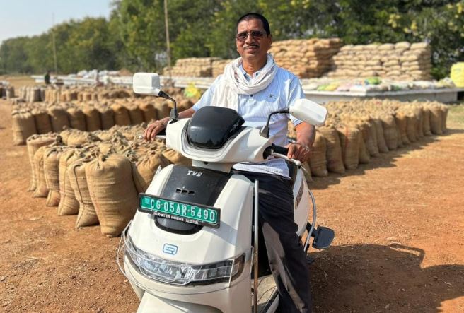 समर्थन मूल्य से आत्मनिर्भरता तक: किसान हंसराज साहू की मेहनत ने बदली रफ्तार ई-स्कूटी बनी समृद्धि की पहचान समर्थन मूल्य से आत्मनिर्भरता तक: किसान हंसराज साहू की मेहनत ने बदली रफ्तार ई-स्कूटी बनी समृद्धि की पहचान