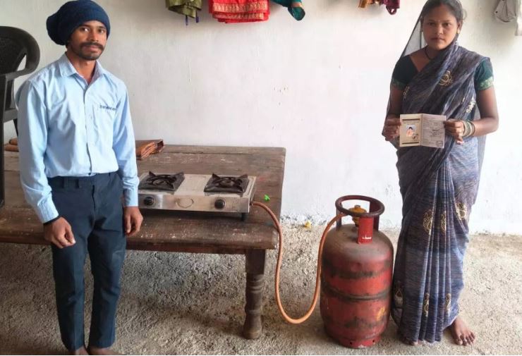 उज्ज्वला योजना ने बदली द्रोपदी यादव की रसोई और जिंदगी उज्ज्वला योजना ने बदली द्रोपदी यादव की रसोई और जिंदगी