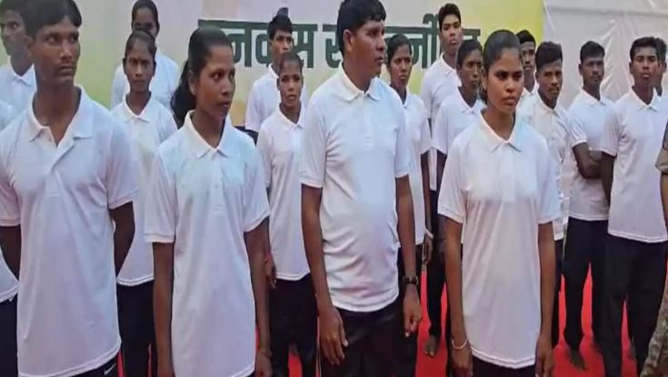 बीजापुर में फिर 34 नक्सलियों ने किया सरेंडर बीजापुर में फिर 34 नक्सलियों ने किया सरेंडर