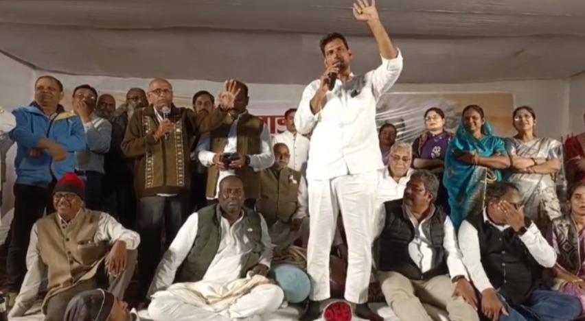 CG : विधायक देवेंद्र यादव का सत्याग्रह पांच दिन बाद समाप्त, जानें किन मांगों पर बनी सहमति CG : विधायक देवेंद्र यादव का सत्याग्रह पांच दिन बाद समाप्त, जानें किन मांगों पर बनी सहमति