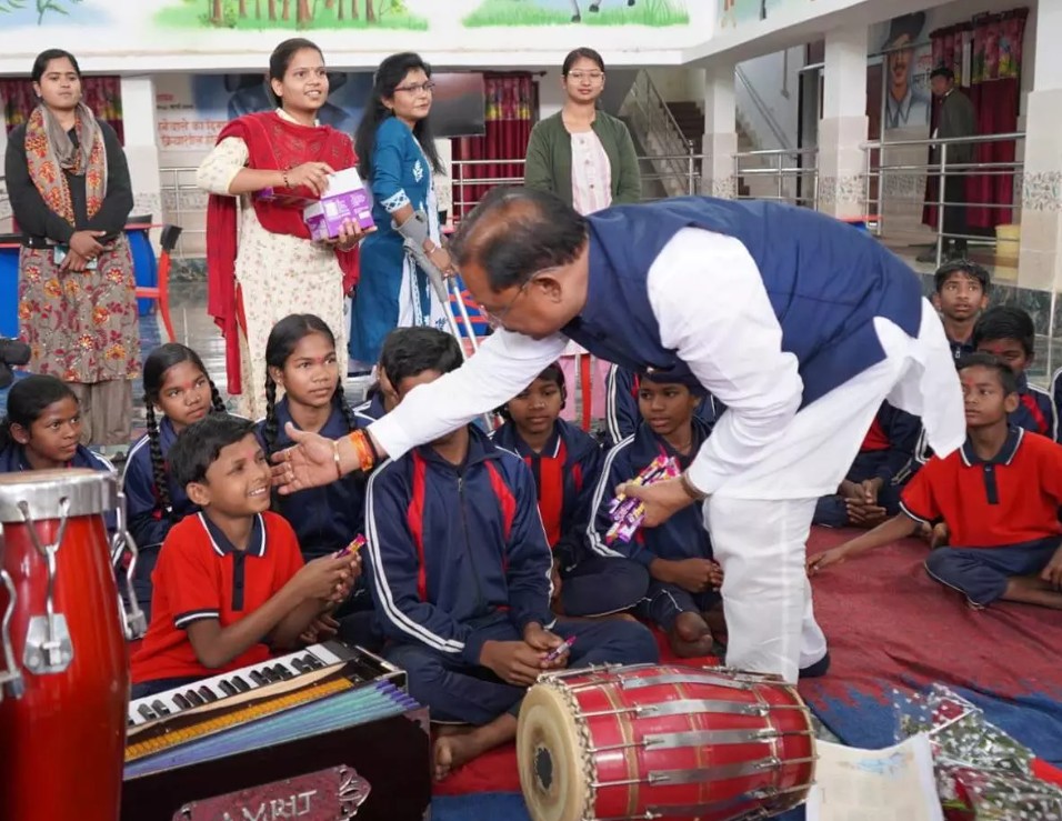 CM साय ने की नारायणपुर के परीयना दिव्यांग आवासीय विद्यालय को बस देने की घोषणा