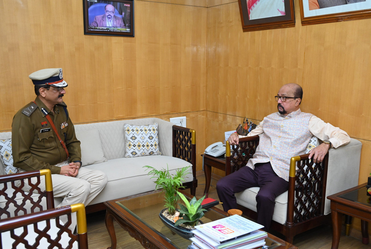 राज्यपाल डेका से नवनियुक्त पुलिस कमिश्नर शुक्ला ने की सौजन्य भेंट राज्यपाल डेका से नवनियुक्त पुलिस कमिश्नर शुक्ला ने की सौजन्य भेंट