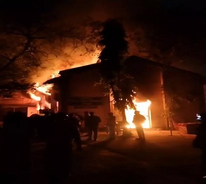 रायपुर DEO कार्यालय में देर रात लगी आग, मचा हड़कंप रायपुर DEO कार्यालय में देर रात लगी आग, मचा हड़कंप