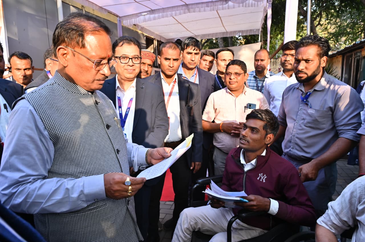 दोनों पैर से दिव्यांग राज शर्मा को 20 हजार रूपए की आर्थिक सहायता…. दोनों पैर से दिव्यांग राज शर्मा को 20 हजार रूपए की आर्थिक सहायता….