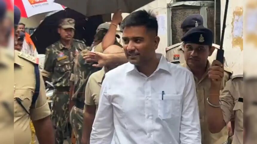 Breaking : रायपुर सेंट्रल जेल से बाहर निकले चैतन्य बघेल, समर्थकों में उत्साह Breaking : रायपुर सेंट्रल जेल से बाहर निकले चैतन्य बघेल, समर्थकों में उत्साह