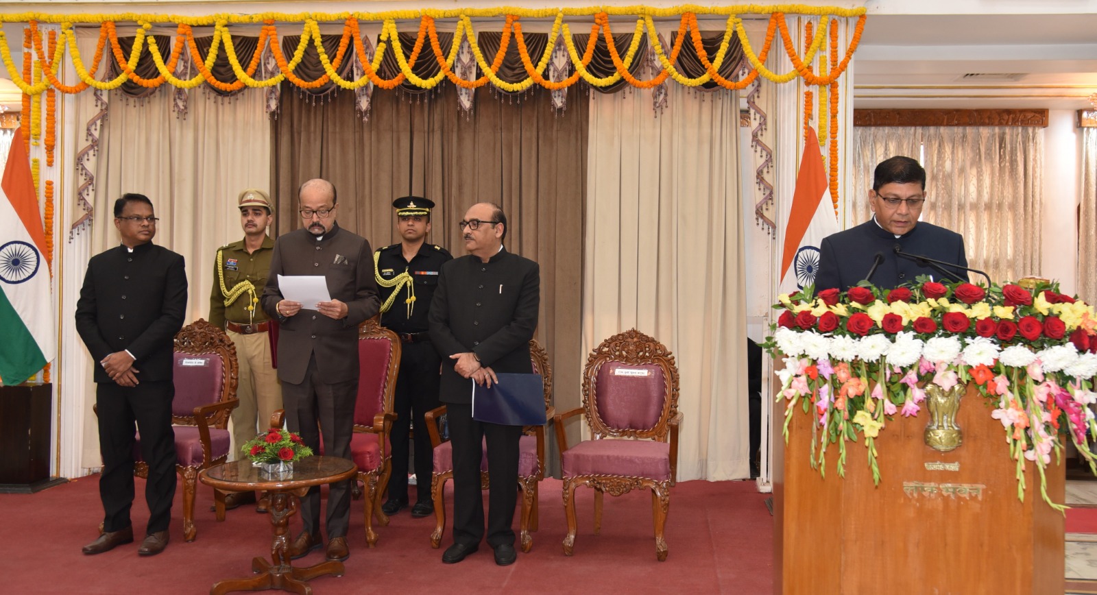 राज्यपाल श्री डेका ने श्री अमिताभ जैन को मुख्य सूचना आयुक्त एवं श्री अग्रवाल और श्री मिश्रा को राज्य सूचना आयुक्त पद की शपथ दिलाई राज्यपाल श्री डेका ने श्री अमिताभ जैन को मुख्य सूचना आयुक्त एवं श्री अग्रवाल और श्री मिश्रा को राज्य सूचना आयुक्त पद की शपथ दिलाई