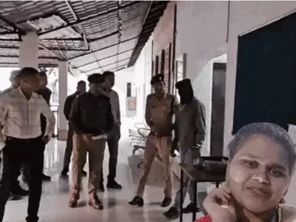 छत्तीसगढ़ के खैरागढ़ जिले में बॉयफ्रेंड ने पत्थर से सिर कुचलकर गर्लफ्रेंड को मार डाला छत्तीसगढ़ के खैरागढ़ जिले में बॉयफ्रेंड ने पत्थर से सिर कुचलकर गर्लफ्रेंड को मार डाला