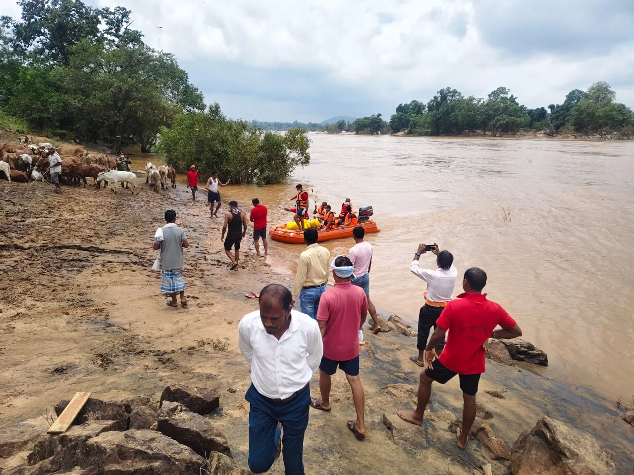 CG : नदी पार करते वक्त बहा पूरा परिवार, मां-बेटी की मिली लाश, पिता-पुत्र लापता, रेस्क्यू ऑपरेशन जारी….. CG : नदी पार करते वक्त बहा पूरा परिवार, मां-बेटी की मिली लाश, पिता-पुत्र लापता, रेस्क्यू ऑपरेशन जारी…..