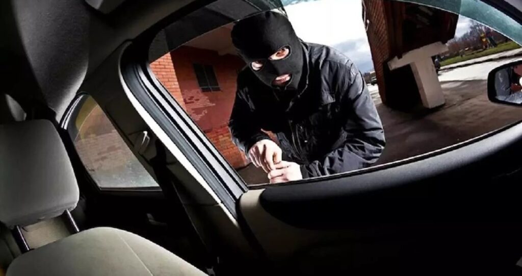 रायपुर में दिनदहाड़े बड़ी चोरी: कार का शीशा तोड़कर 10 लाख नकद और एप्पल लैपटॉप ले उड़े चोर रायपुर में दिनदहाड़े बड़ी चोरी: कार का शीशा तोड़कर 10 लाख नकद और एप्पल लैपटॉप ले उड़े चोर