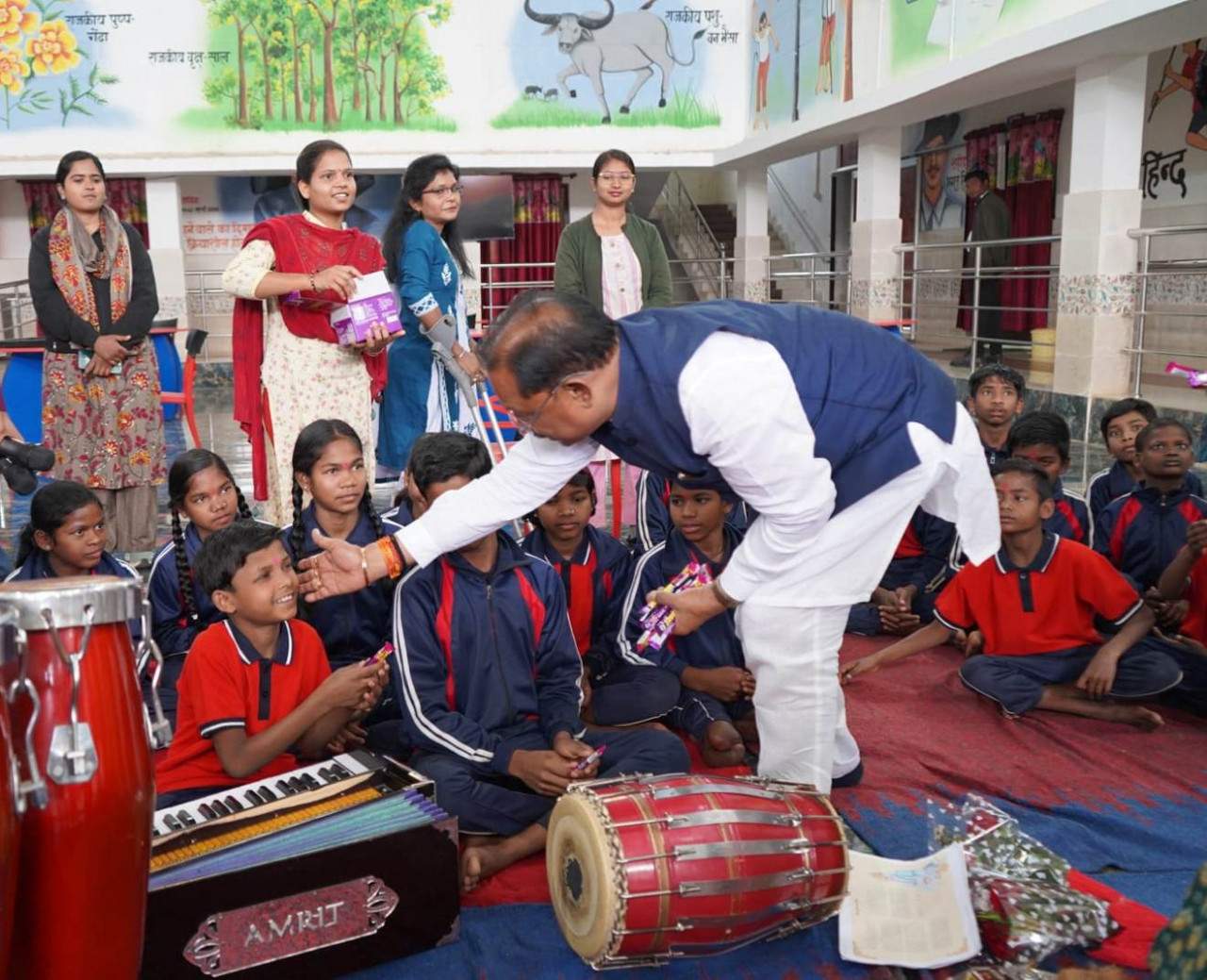 मुख्यमंत्री साय ने दिव्यांग बच्चों से की मुलाकात: नारायणपुर के परीयना दिव्यांग आवासीय विद्यालय को बस देने की घोषणा मुख्यमंत्री साय ने दिव्यांग बच्चों से की मुलाकात: नारायणपुर के परीयना दिव्यांग आवासीय विद्यालय को बस देने की घोषणा