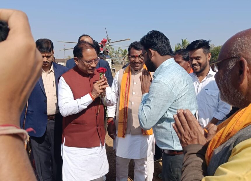 धर्मध्वजा स्थापना अवसर पर सिरकट्टी पहुंचे मुख्यमंत्री विष्णुदेव साय,हेलीपैड पर भव्य स्वागत धर्मध्वजा स्थापना अवसर पर सिरकट्टी पहुंचे मुख्यमंत्री विष्णुदेव साय,हेलीपैड पर भव्य स्वागत