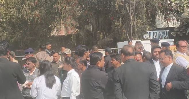 जिला न्यायालय को मिली बम से उड़ाने की धमकी ! मौके पर पहुंचे पुलिस के वरिष्ठ अधिकारी, मचा हड़कंप जिला न्यायालय को मिली बम से उड़ाने की धमकी ! मौके पर पहुंचे पुलिस के वरिष्ठ अधिकारी, मचा हड़कंप