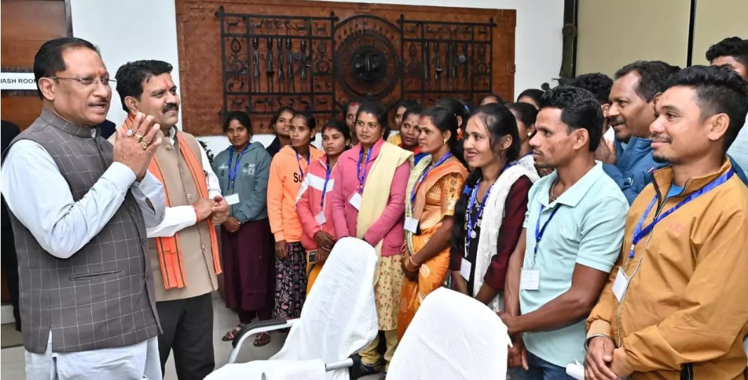 CM साय ने सुकमा जिले के पंचायत प्रतिनिधियों से की आत्मीय मुलाकात CM साय ने सुकमा जिले के पंचायत प्रतिनिधियों से की आत्मीय मुलाकात
