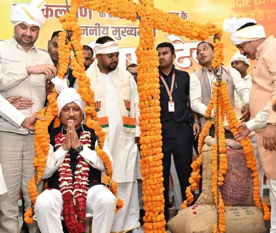 मुख्यमंत्री को धान से तौलकर प्रदेश के अन्नदाताओं ने जताया आभार