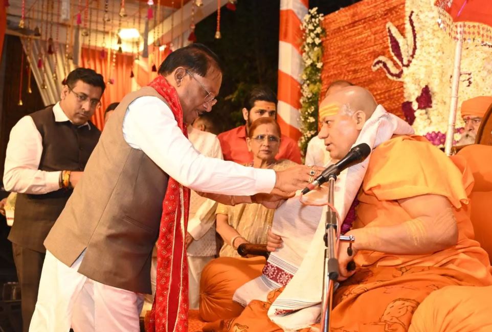 CM साय से निरंजन पीठाधीश्वर महामंडलेश्वर डॉ. स्वामी कैलाशनंद गिरी जी महाराज ने की सौजन्य भेंट CM साय से निरंजन पीठाधीश्वर महामंडलेश्वर डॉ. स्वामी कैलाशनंद गिरी जी महाराज ने की सौजन्य भेंट