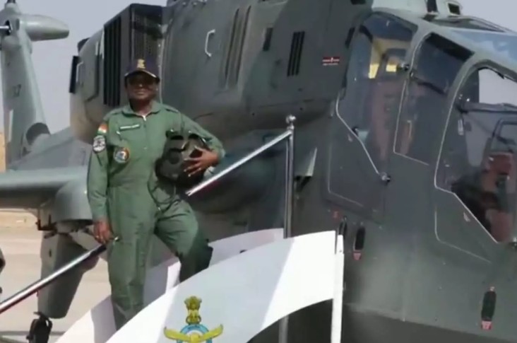 राष्ट्रपति द्रौपदी मुर्मु ‘प्रचंड’ हेलीकॉप्टर में हुईं सवार राष्ट्रपति द्रौपदी मुर्मु ‘प्रचंड’ हेलीकॉप्टर में हुईं सवार