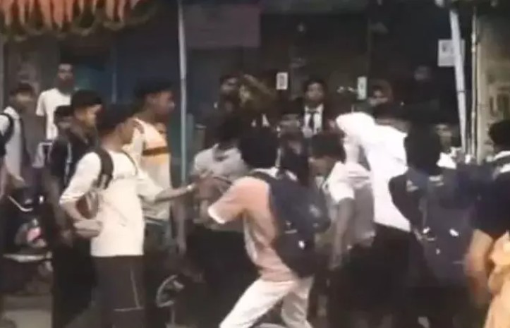 मालवीय रोड में स्टूडेंट्स के बीच मारपीट, गर्लफ्रेंड पर कमेंट को लेकर हुआ बवाल मालवीय रोड में स्टूडेंट्स के बीच मारपीट, गर्लफ्रेंड पर कमेंट को लेकर हुआ बवाल