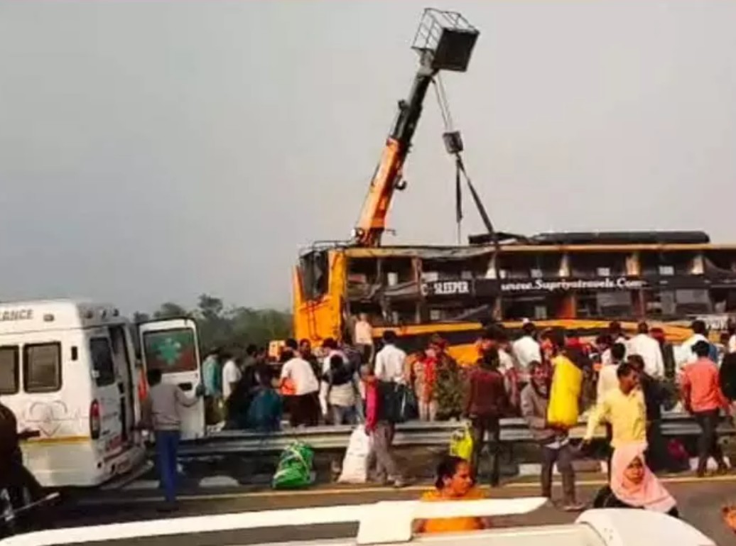 डबल डेकर बस पलटी: 5 लोगों की मौत 16 घायल, मौके पर अफरातफरी मच गई