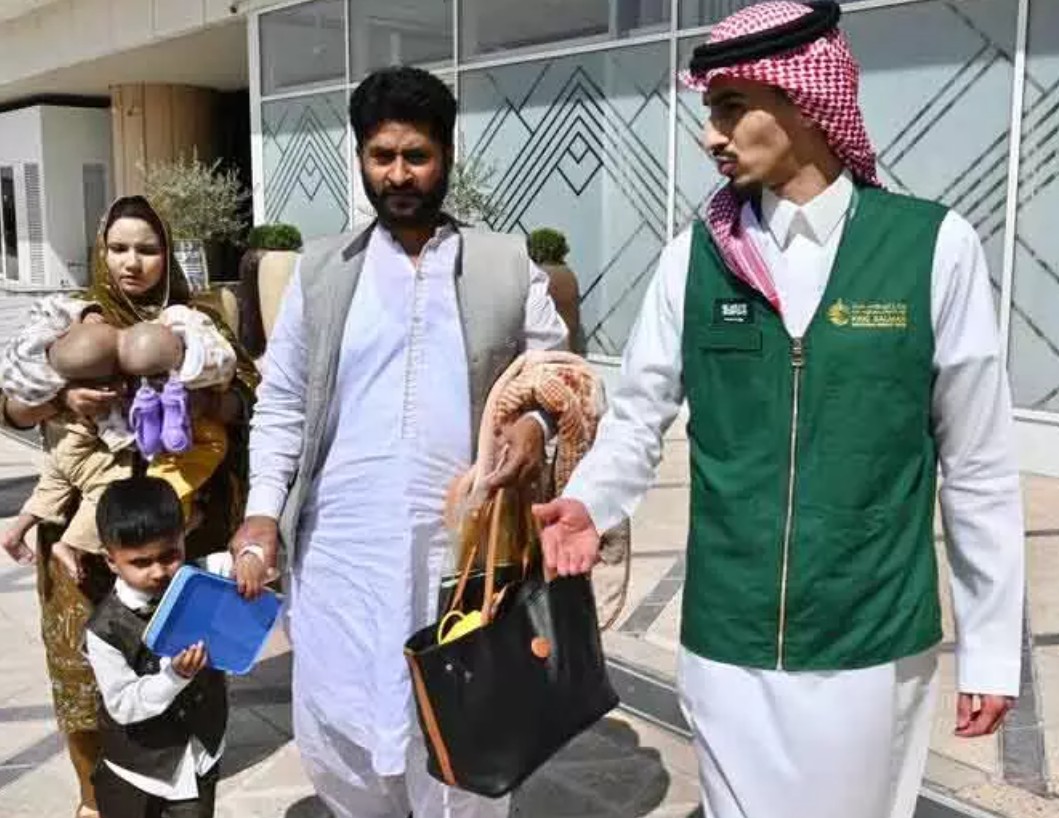 Saudi Arabia पहुंचे पाकिस्तानी जुड़वा बच्चे, अलग करने की सर्जरी की संभावना जांची जाएगी Saudi Arabia पहुंचे पाकिस्तानी जुड़वा बच्चे, अलग करने की सर्जरी की संभावना जांची जाएगी
