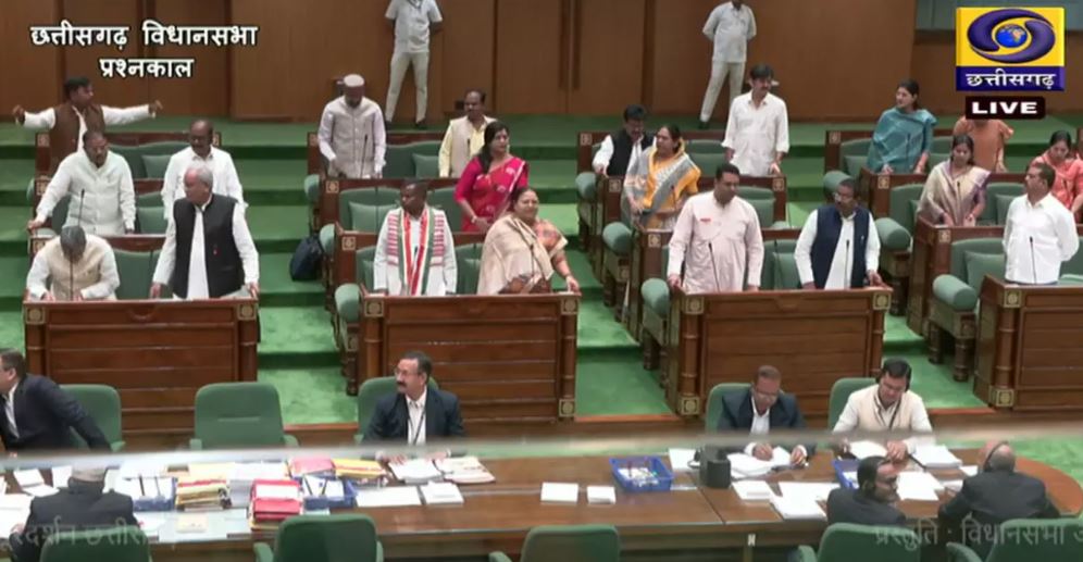 विधानसभा के गर्भ गृह में नारेबाजी, सभी कांग्रेसी विधायक सस्पेंड