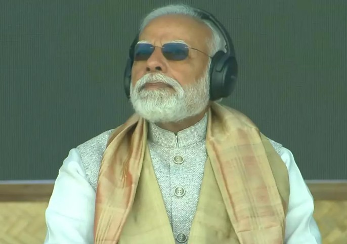 ऐतिहासिक पल देखने को मिला…इमरजेंसी लैंडिंग स्ट्रिप पर उतरा PM मोदी का प्लेन, LIVE… ऐतिहासिक पल देखने को मिला…इमरजेंसी लैंडिंग स्ट्रिप पर उतरा PM मोदी का प्लेन, LIVE…